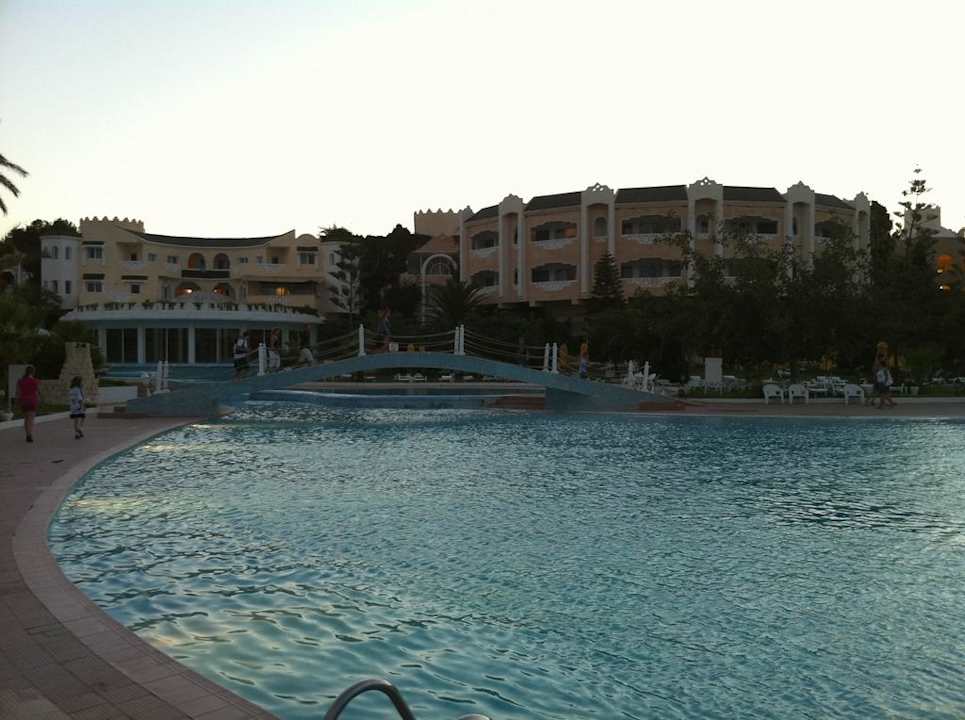 Der Pool am Abend Mahdia Beach & Aquapark