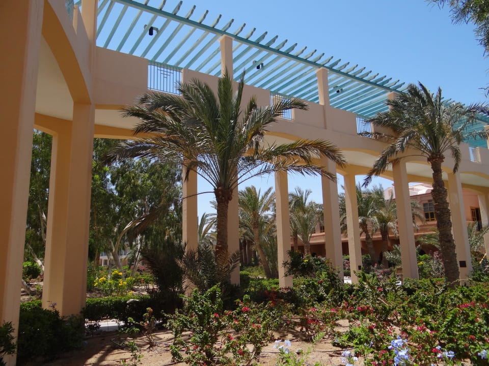 Weg zum Restaurant Mövenpick Resort & Spa El Gouna