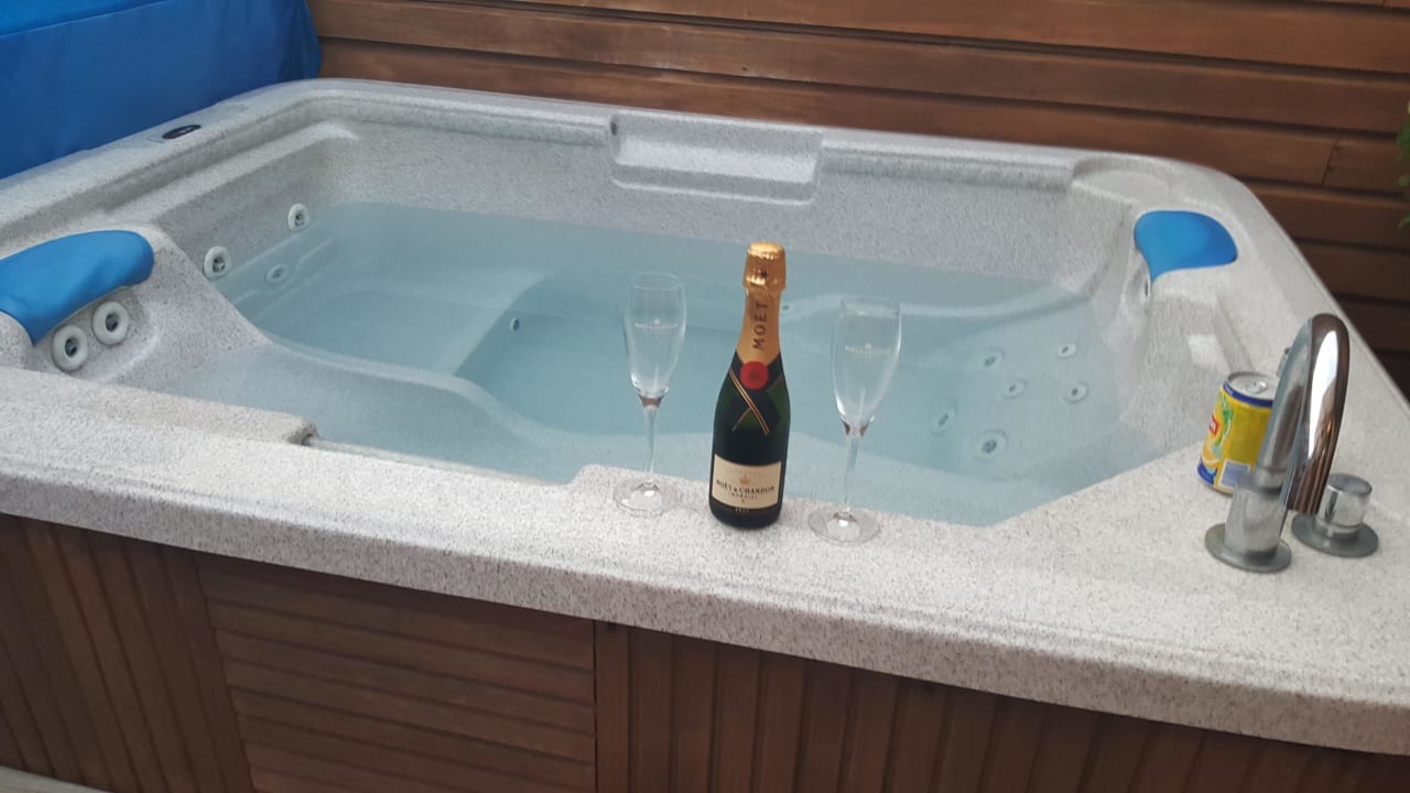 Jakuzzi mit Moët Meeru Maldives Resort Island