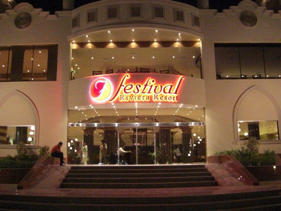 Hoteleingang bei Nacht  Riviera Aqua Park Resort