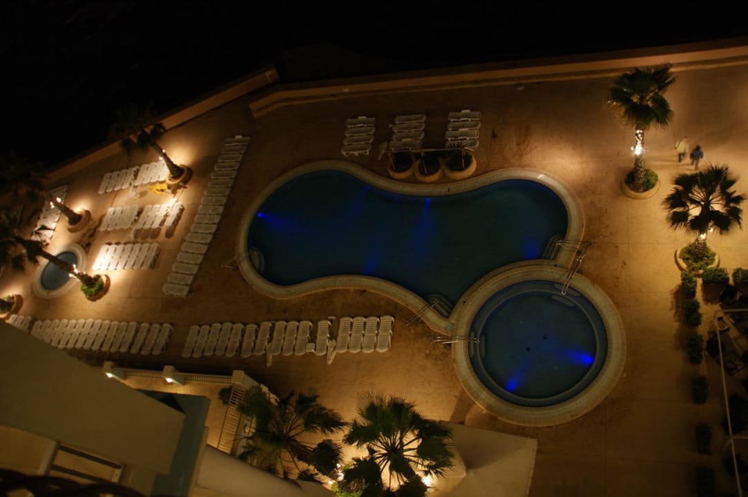 Pool bei Nacht Cavalieri Art Hotel