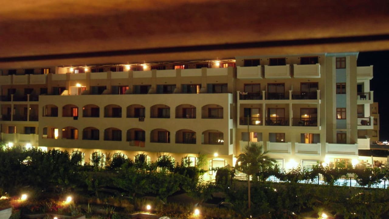 Hotel- Nebengebäude auf der anderen Straßenseite Hotel Theartemis Palace