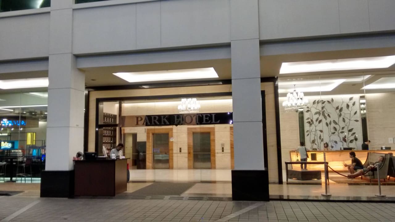 Hoteleingang  The Robertson House by the Crest Collection