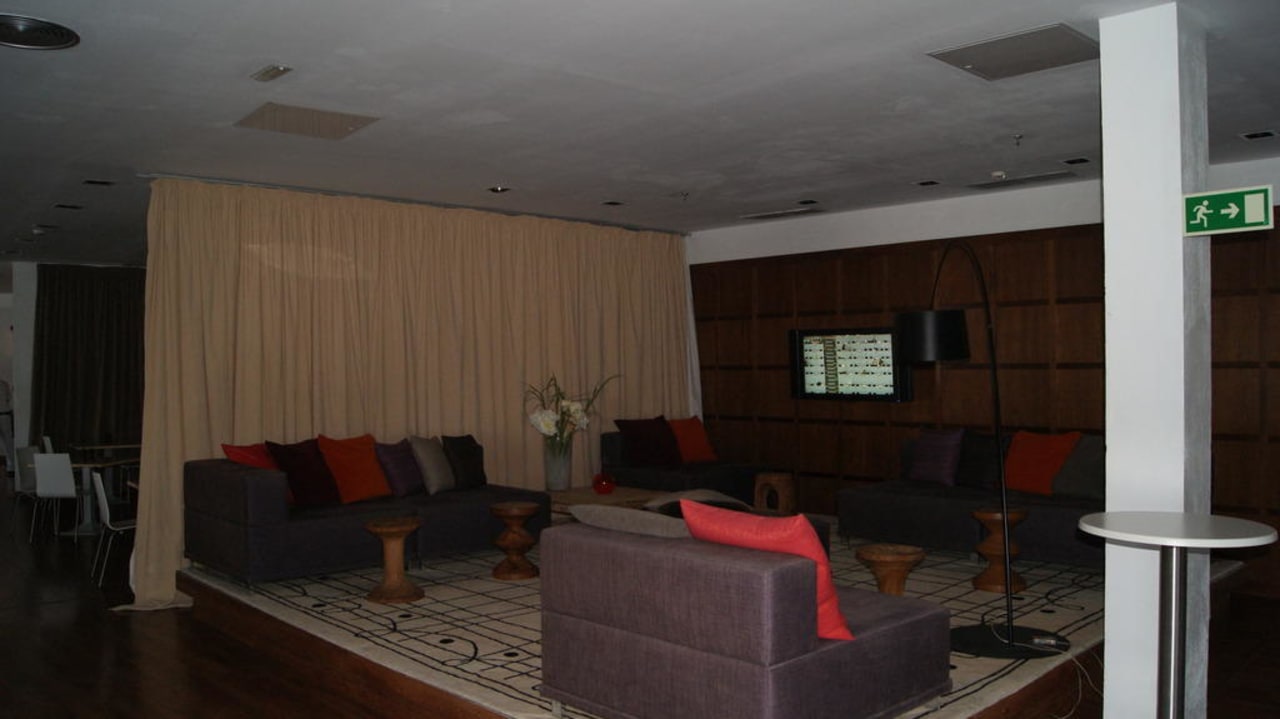 Lobbybarbereich mit TV Sunprime Atlantic View