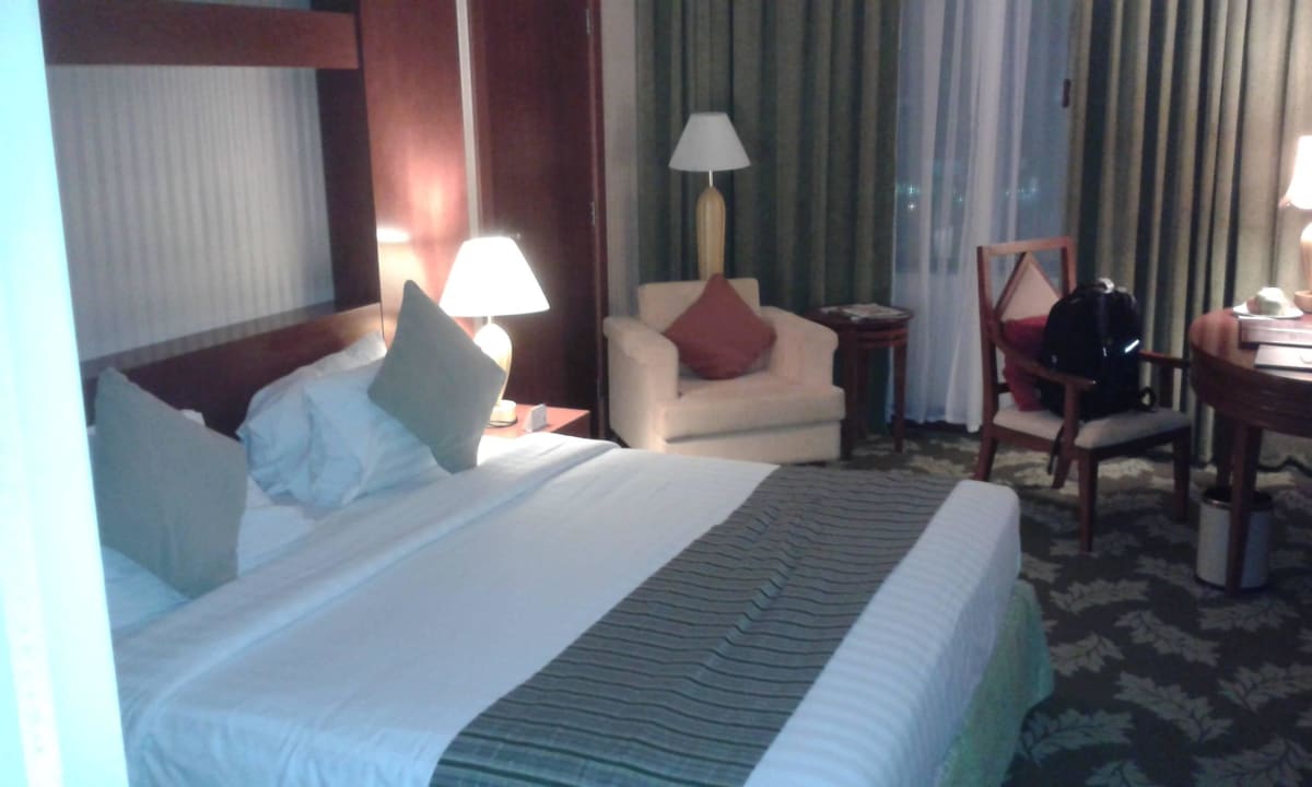 Das etwas zu weiche Bett ist immerhin groß genug! Hotel Retaj Al Rayyan