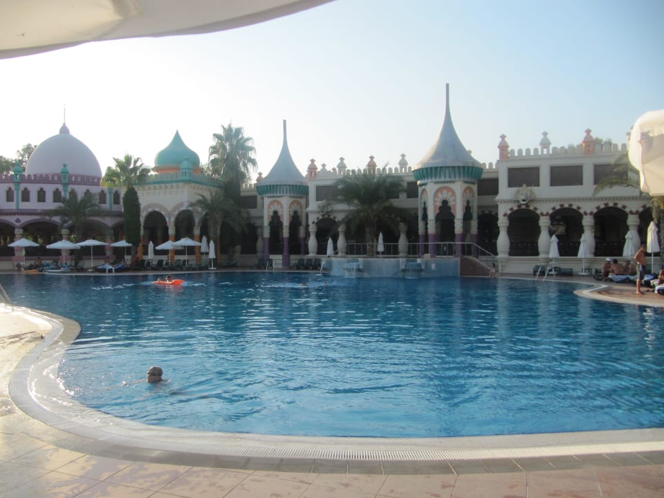 Kamelya HV Hauptpool mit Restaurantansicht Kamelya Aishen Club
