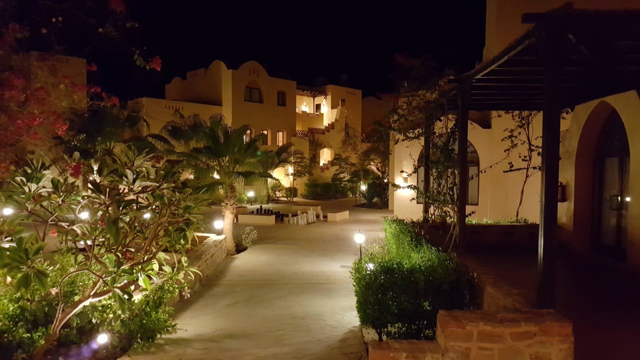 Durch die Gassen der Anlage Steigenberger Coraya Beach - Adults only