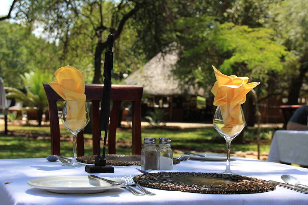 Fürs Mittagessen gedeckter Tisch Shiduli Private Game Lodge
