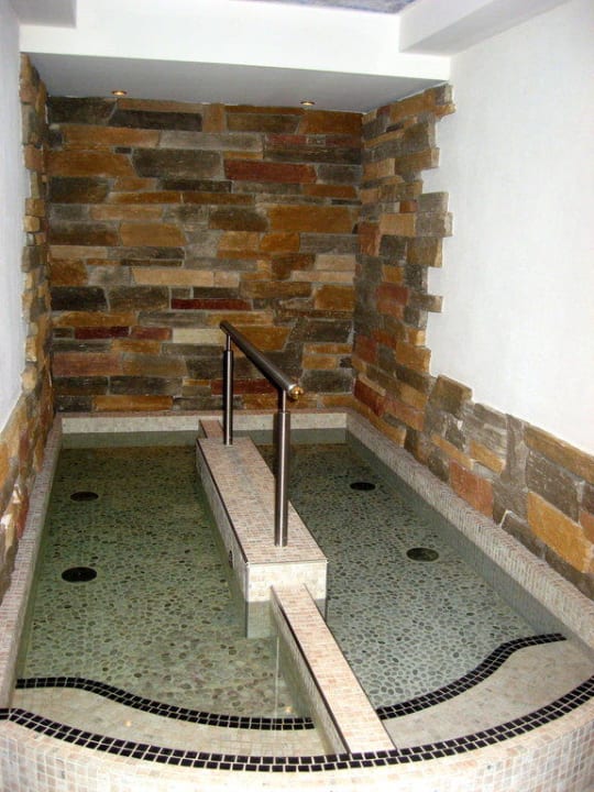 Kneippbecken im Wellnessbereich Hotel Dornauhof