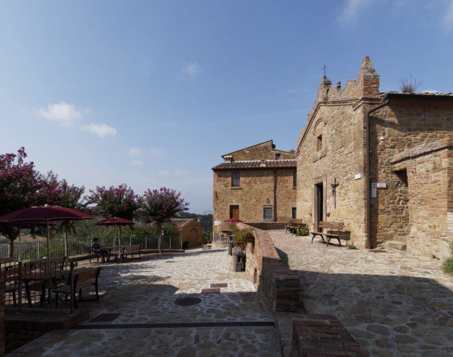 Platz mit ehemaliger Kirche Hapimag Resort Tonda