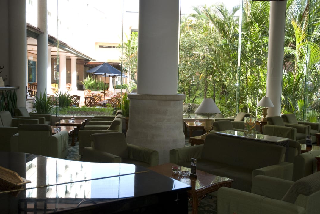 Lobby mit Blick Richtung Garten Melia Purosani Yogyakarta