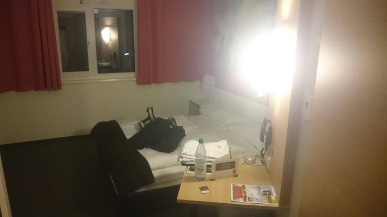 Schnappschuss von Zimmer vom Eingangsbereich aus B&B Hotel Oldenburg