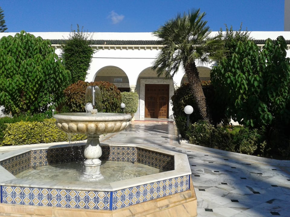 Eingang mit maurischem Cafe Hotel El Mouradi Palm Marina
