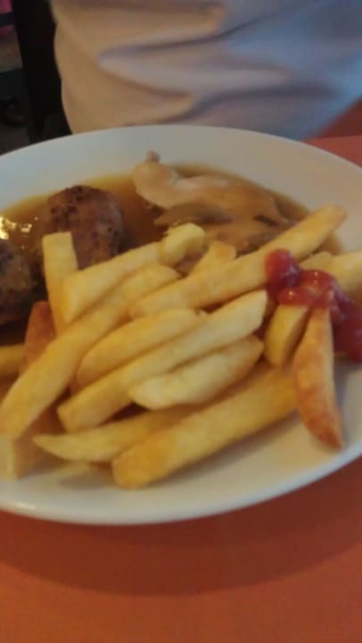 Pommes und Hünchen ;) Solivia Hotel