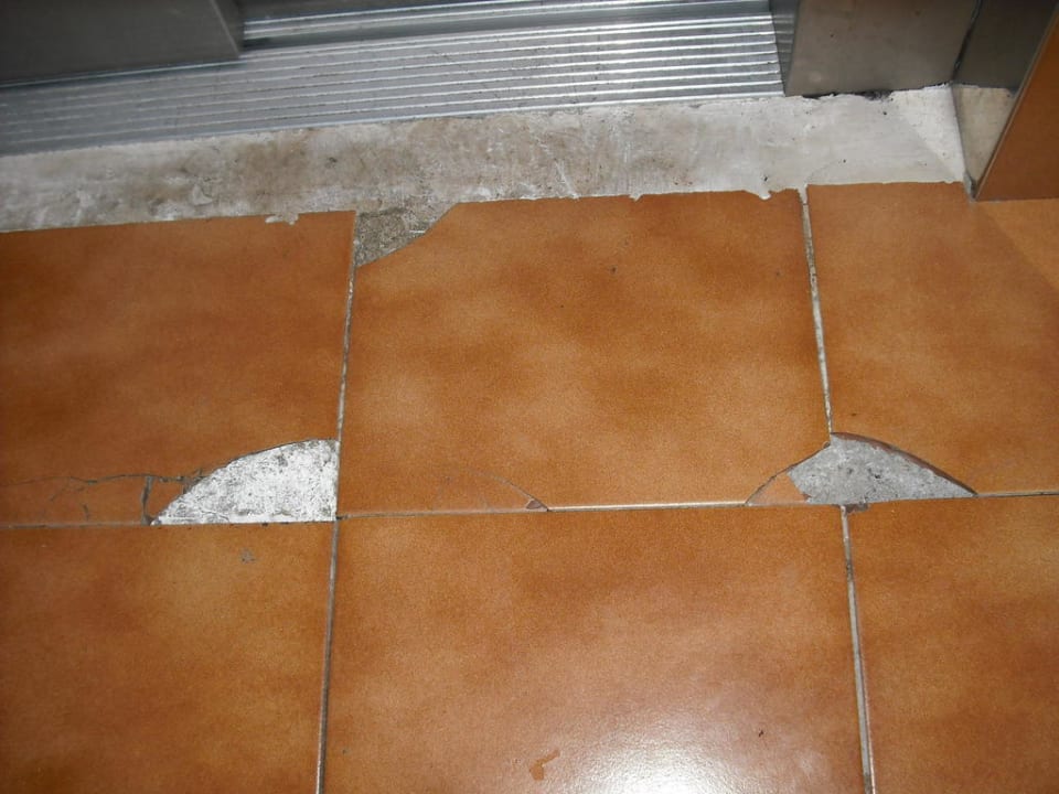 Vor dem Aufzug Bei Juan Playa Blanca