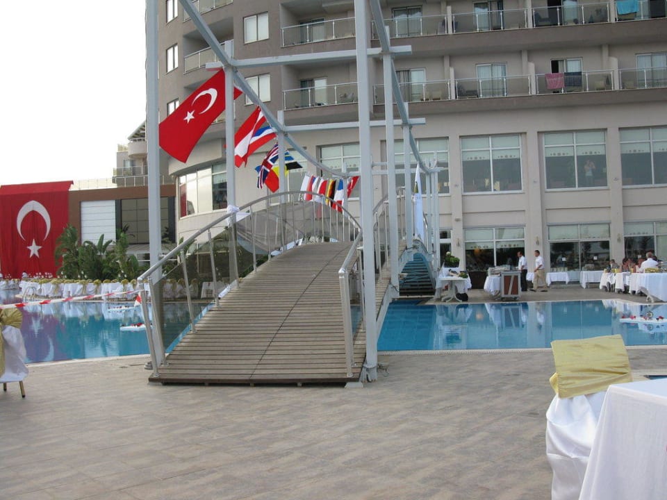 Den Abend genießen Saturn Palace Resort Hotel