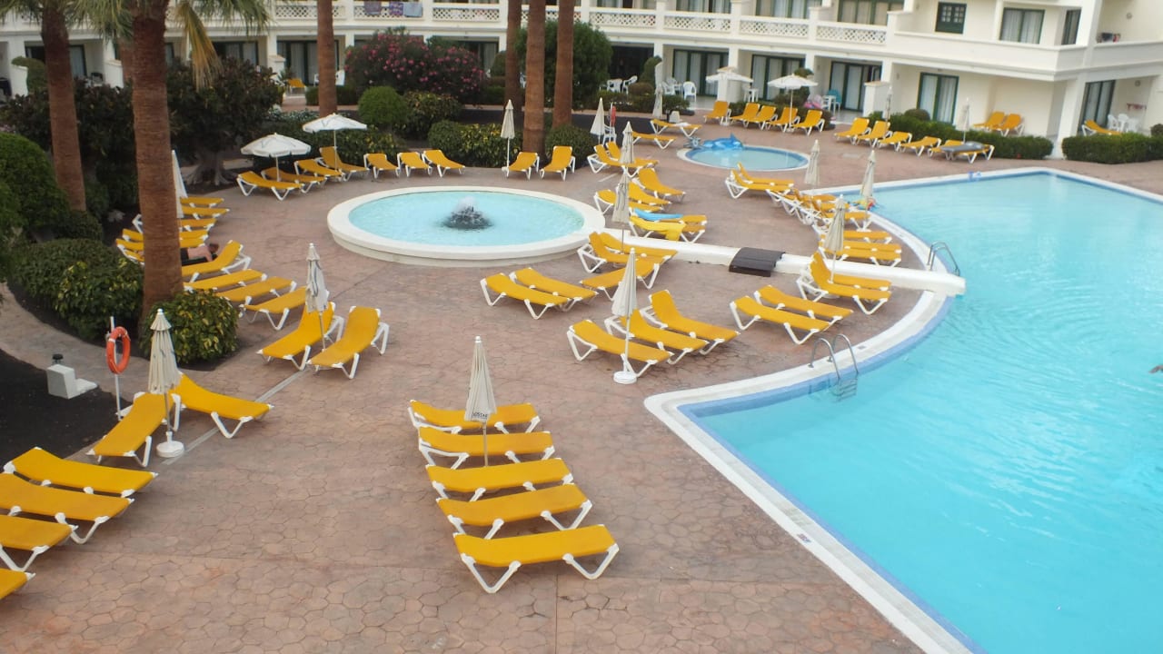 Eine von 3 Poolanlagen Iberostar Selection Lanzarote Park