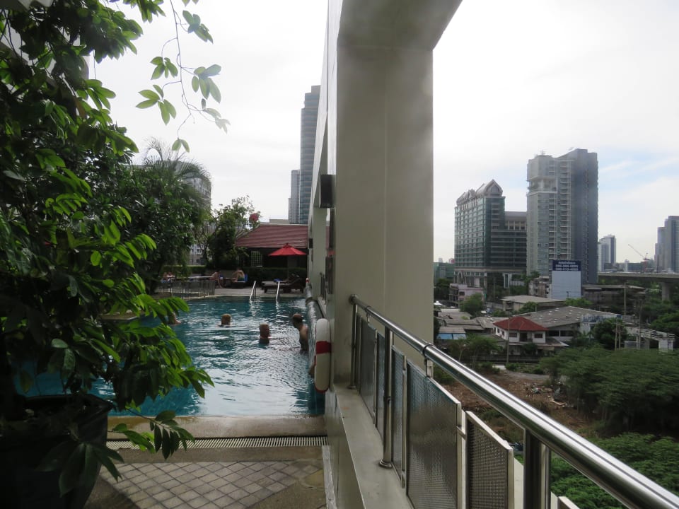 Ausblick Pool Grand Mercure Bangkok Atrium