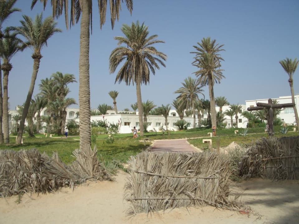 Blick vom Strand auf einen Teil der Anlage Zephir Hotel & Spa