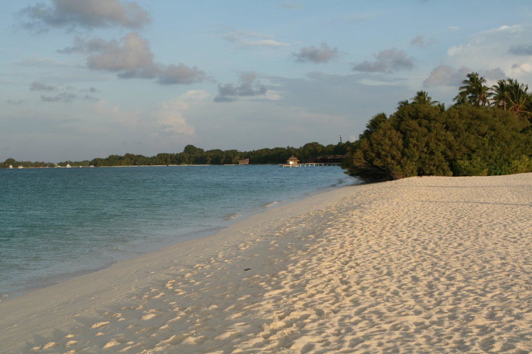 Strand am Ende der Insel Kuramathi Maldives