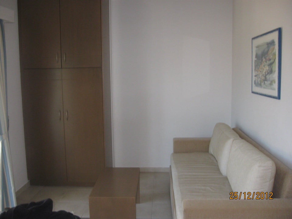 Küche mit Kleiderschrank und Sofa Hotel Philoxenia