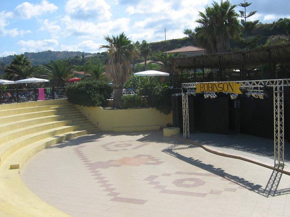 Die kleine Bühne vorm Pool Villaggio Torre Ruffa Robinson