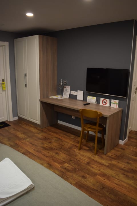 Saksahanskoho Street 7, Kleiderschrank, Schreibtisch mit TV- Partner Guest House Saksahanskogo Street