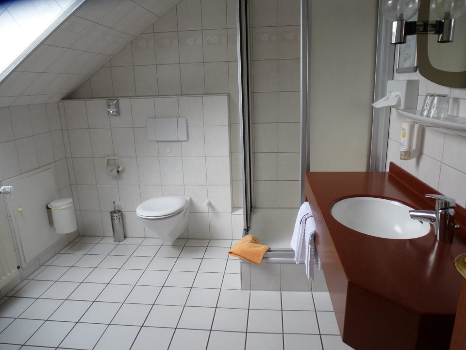 Das große Badezimmer Hotel Zwei Linden