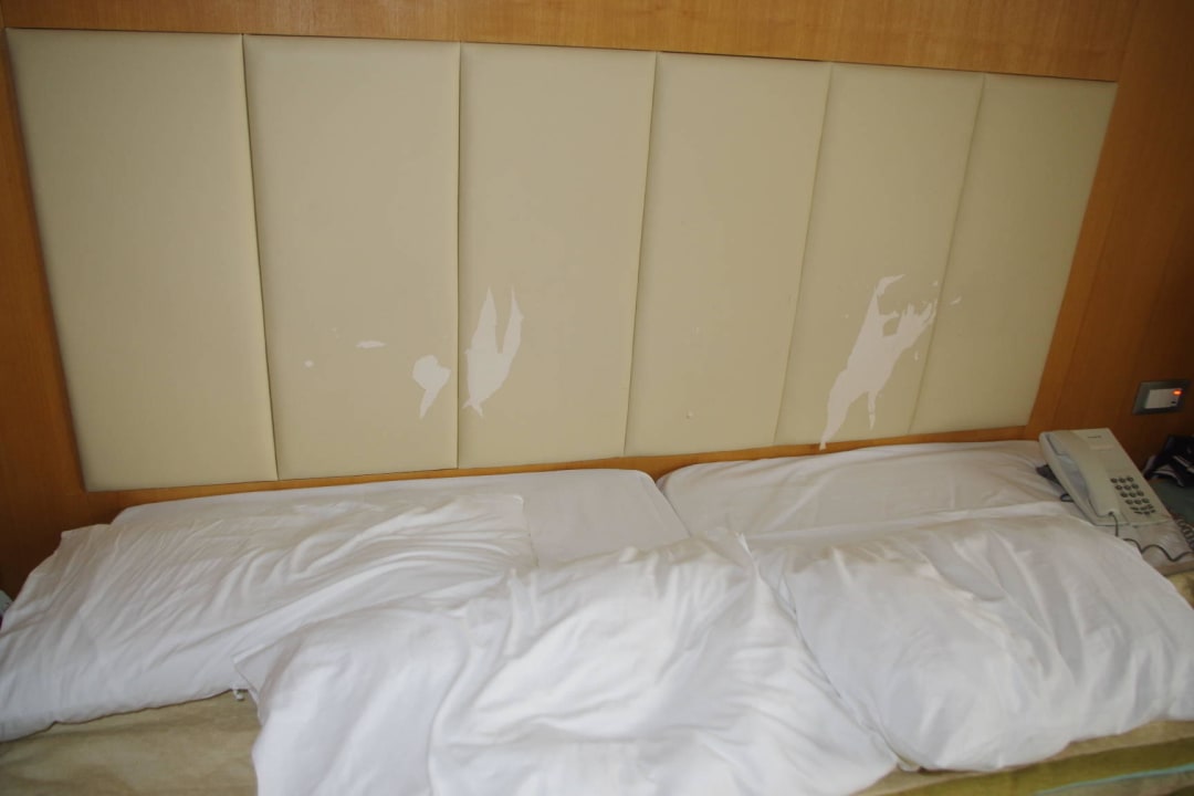 Room 4006 Bett.Kopfteil mit risse Lindos Imperial Resort & Spa