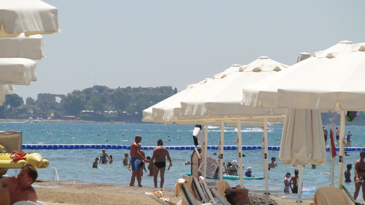 Widok z plaży na ruiny starożytne w Side PALOMA Perissia