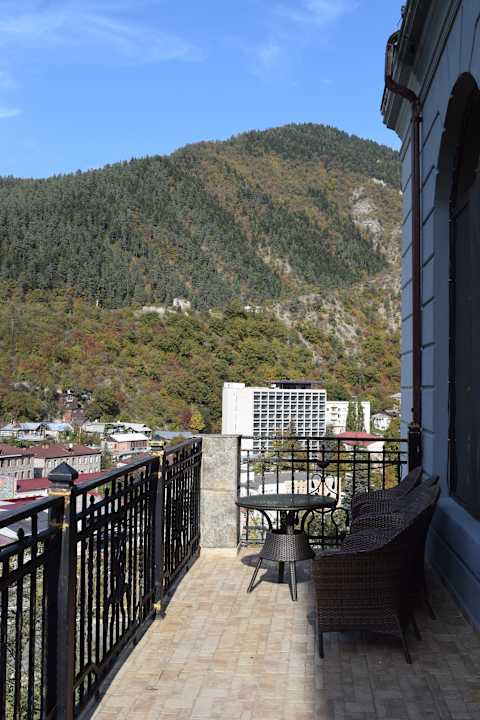 Ausblick von der Restaurant-Terrasse des Hotels... Hotel & Spa Borjomi Palace