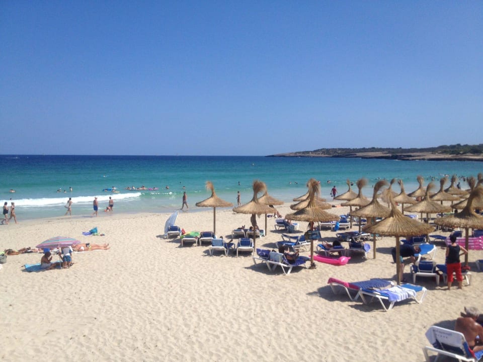 Der Strand direkt vorm Hotel allsun Hotel Borneo - Adults only