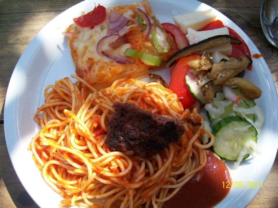 Mittags beim Italiener am Pool Mahdia Beach & Aquapark
