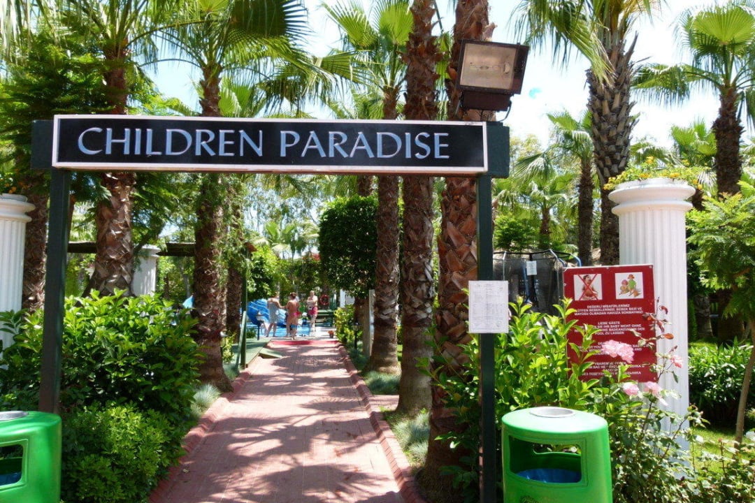 Eingang zum Spielplatz der Kleinen Hotel Delphin Palace
