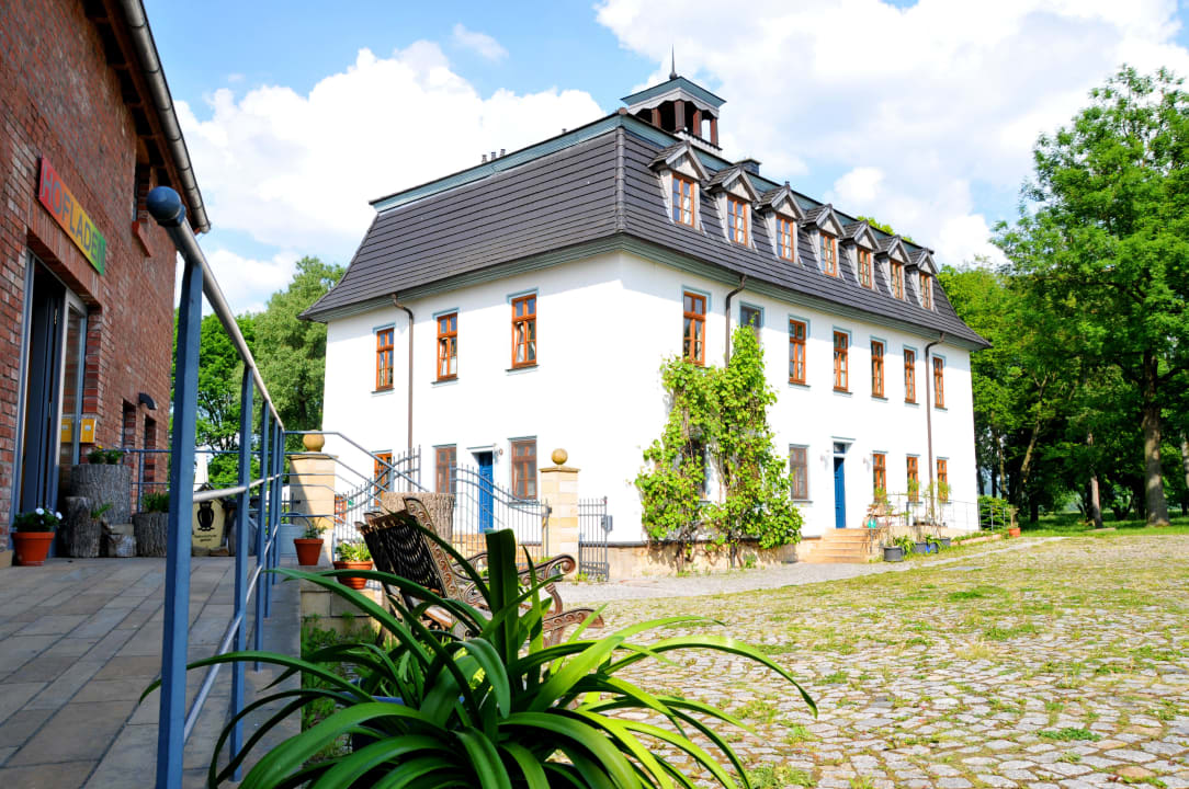 Gutshaus vom Hof aus gesehen Biohotel Stiftsgut Wilhelmsglücksbrunn