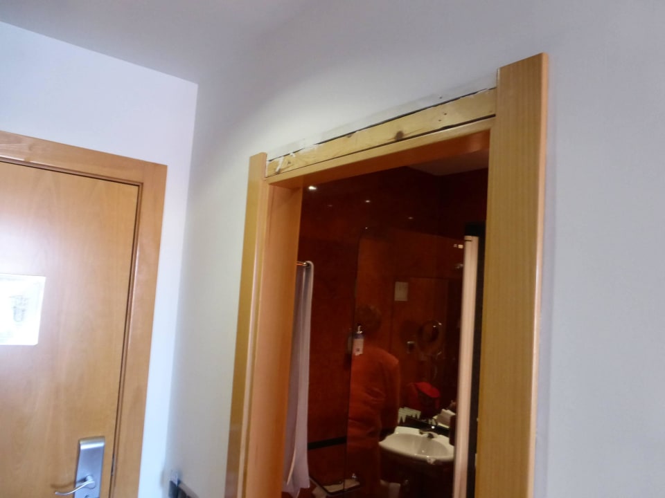 Die obere Türverkleidung fehlt  TRYP León Hotel