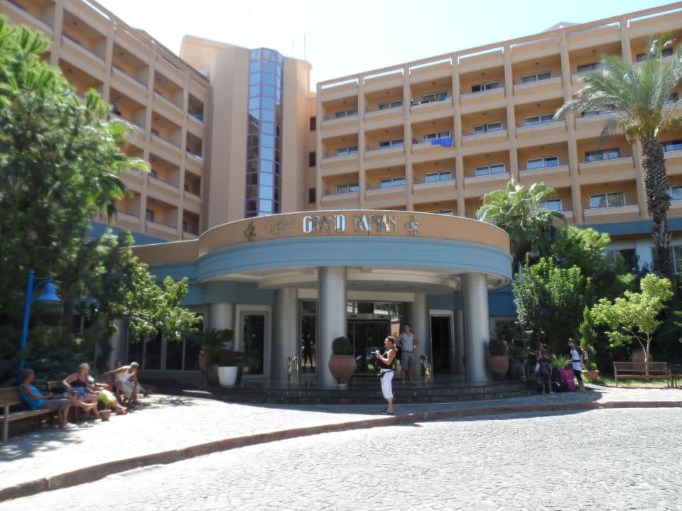 Das Hotel von vorne.  Grand Kaptan