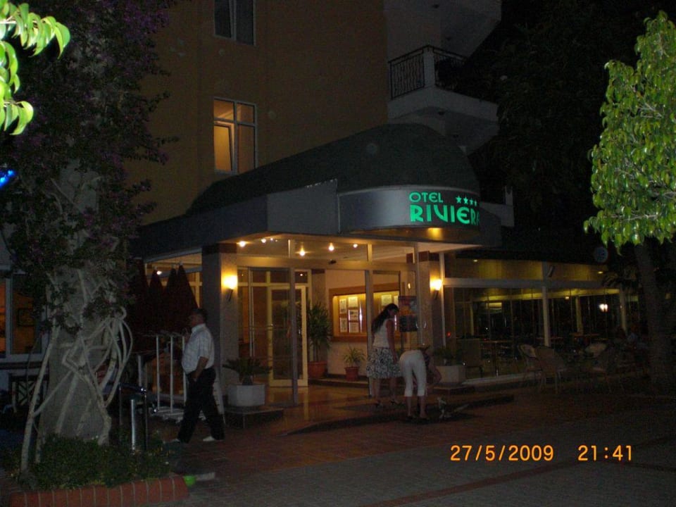 Eingang Hotel Riviera am Abend Riviera Hotel & Spa
