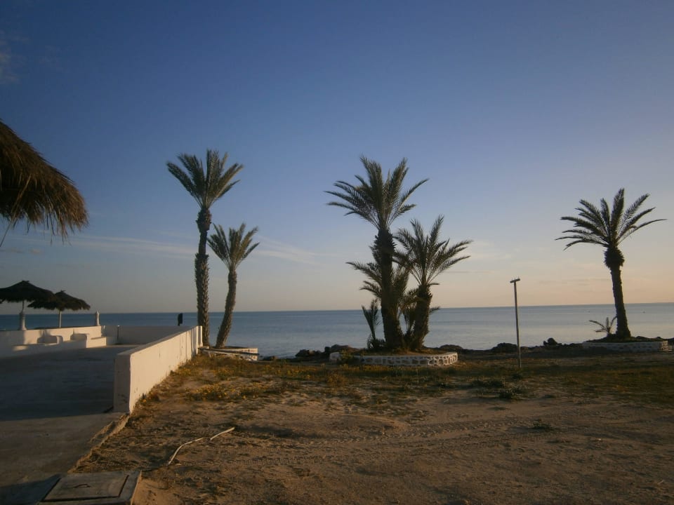 Nebenstrand mit Süßwasserpool, wird schnell warm Hotel El Mouradi Djerba Menzel