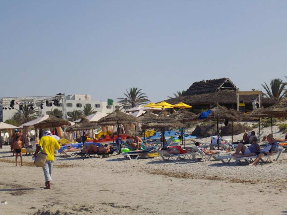 Blick vom Strand zum Hotel Mahdia Beach & Aquapark