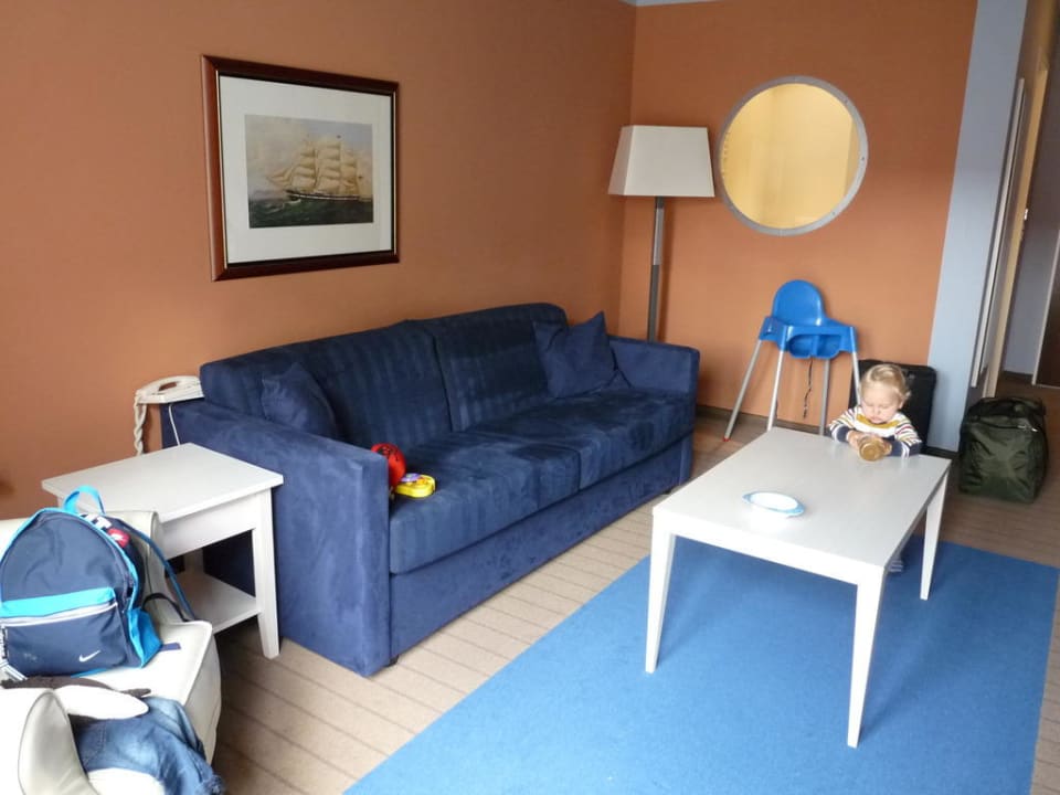 Wohnzimmer mit ausklappbarer Couch Precise Resort Hafendorf Rheinsberg