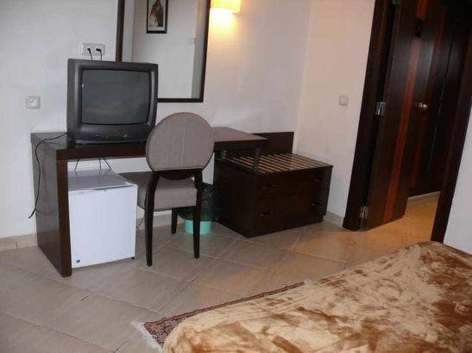 Kühlschrank und Fernseher El Mehdi Beach Resort