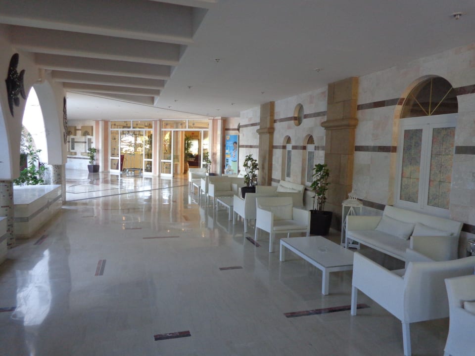 Gang zur Lobby Hotel Kalithea Horizon Royal