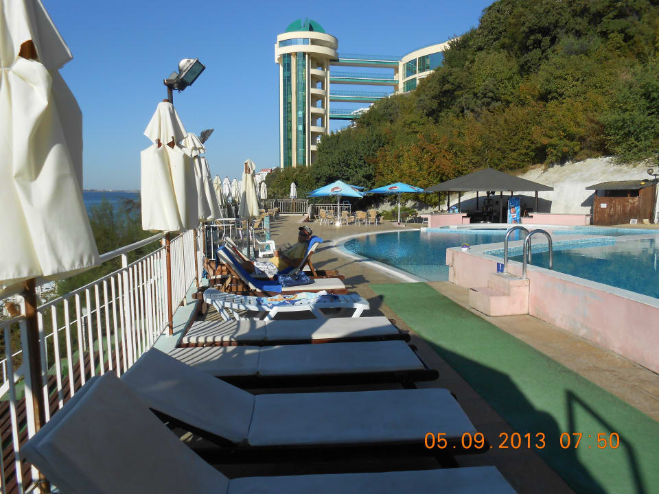 Widok z basenu Paradise Beach Hotel