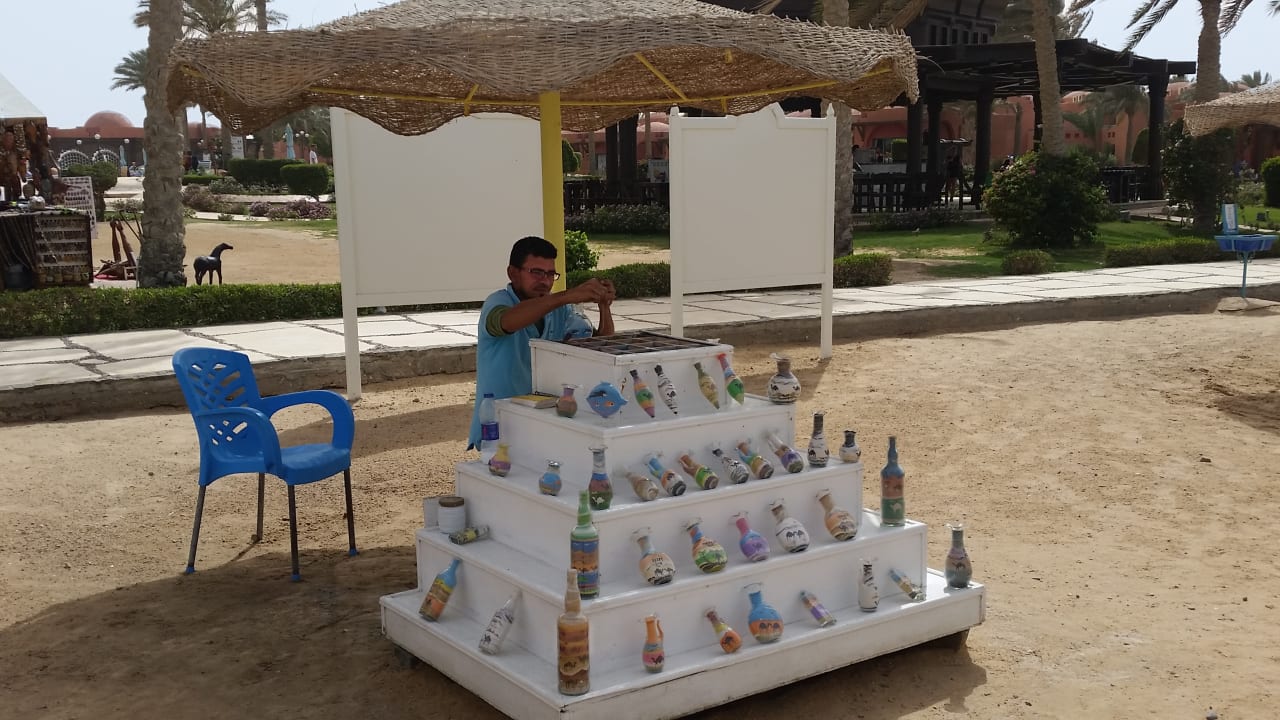 bezaubernde bunte Flaschen Swisstouch Oriental Resort Marsa Alam