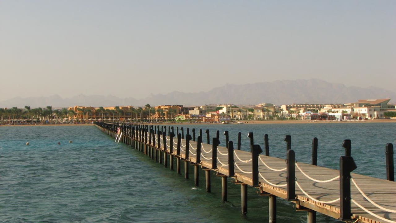 Иди по понтону и дыши морским воздухом Stella Beach Resort & Spa Makadi Bay