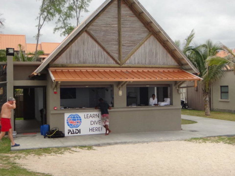 Tauchstation und Handtuchausgabe Crystals Beach Resort Belle Mare, a member of Radisson Individuals