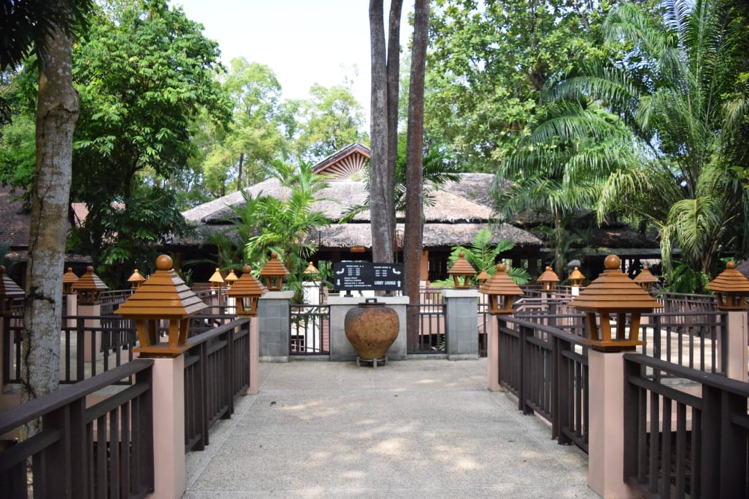 Richtung Lobby Bar und Zimmer Khao Lak Merlin Resort