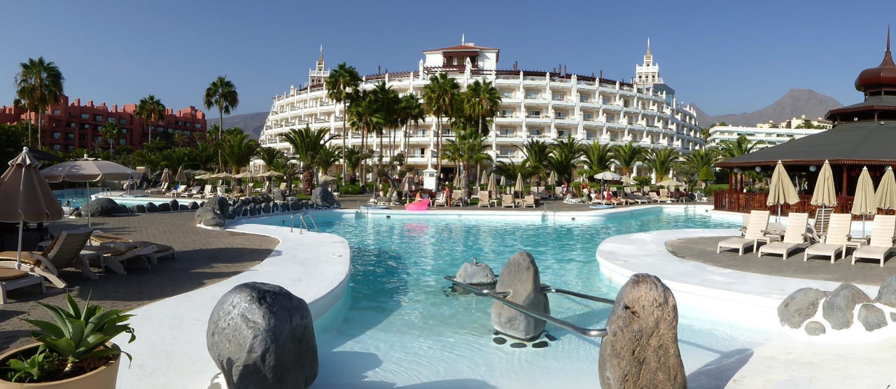 Blick auf Pool und Hotel Hotel Riu Palace Tenerife