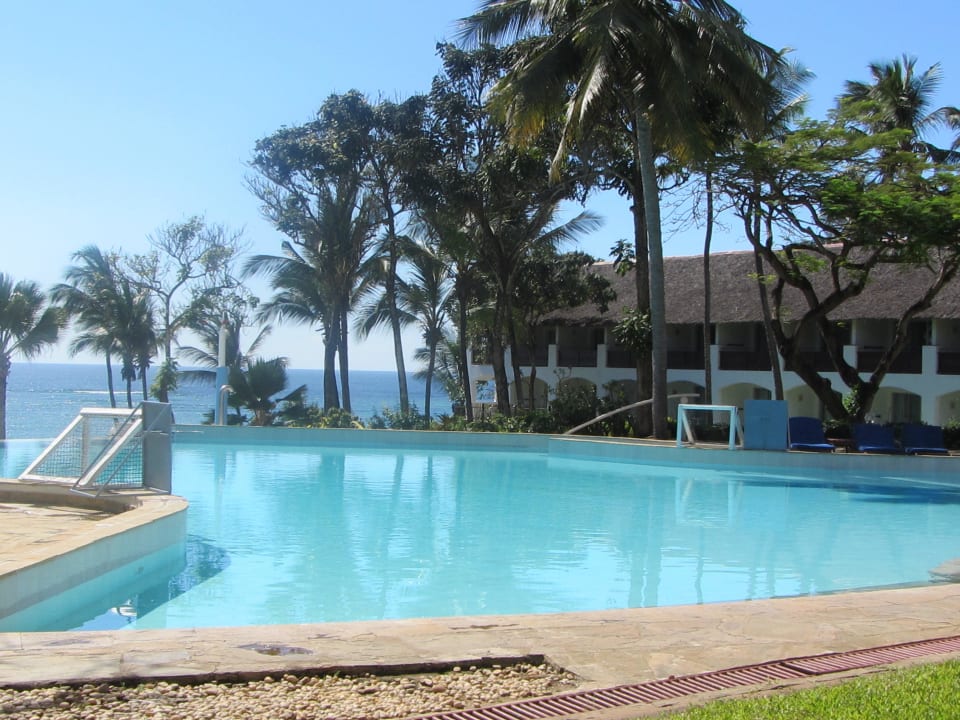 Pool vor den Zimmern Diamonds Leisure Beach & Golf Resort